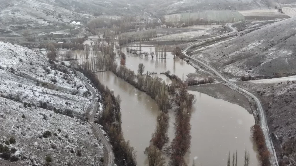Yağışlar sonrası yükselen sular köyleri sildi: Yol ve eğitim ulaşıma kapandı