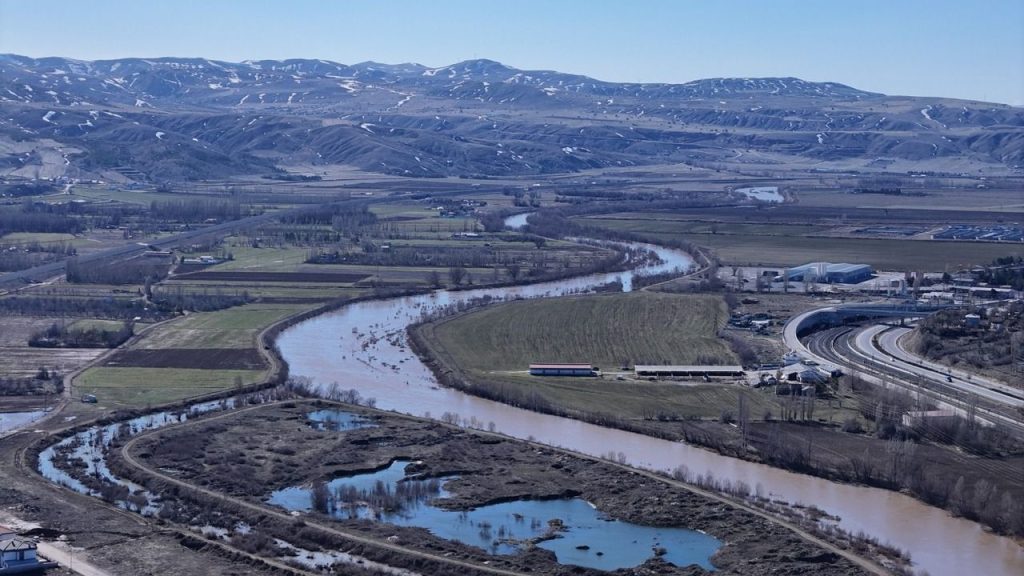 Yağışlar ve Erime Derelerin Debisini Attırdı; Nehirler Taşarken Tarım Destekleniyor