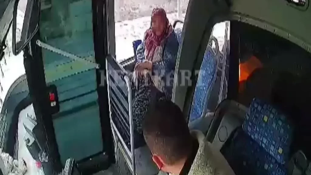 Yaşlı Kadına Yardım Olarak Gösterilen İnsanlık Dersi