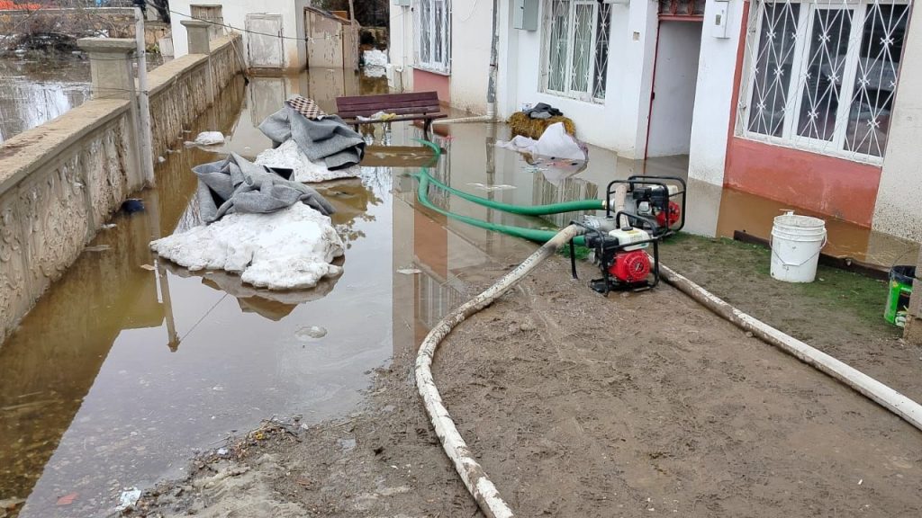 Yıldızeli’nde Kar Yağışı Sonrası İçerideki Suyla Taşkın Önlemleri