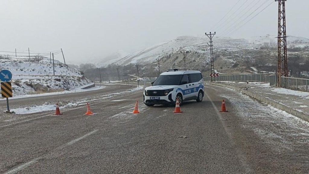 Yoğun kar yüzünden Gürün–Pınarbaşı yolu ulaşıma kapatıldı