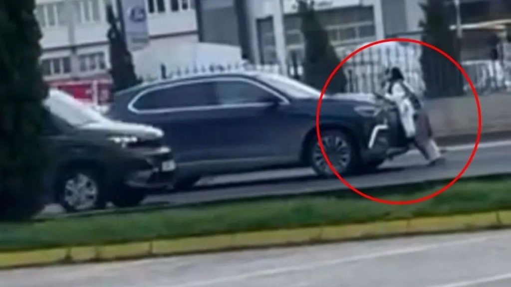 Yolda yatan kadın nedeniyle İstanbul trafiğinde kısa süreli oturma