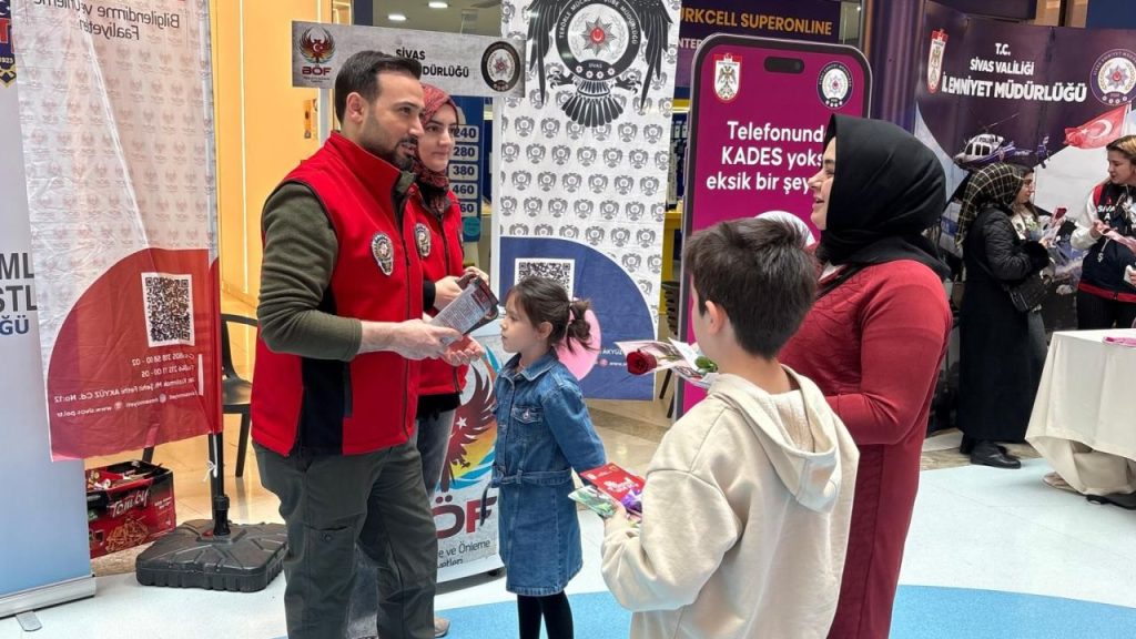 8 Mart’ta alışveriş merkezinde kadınlar için bilgilendirme stantları