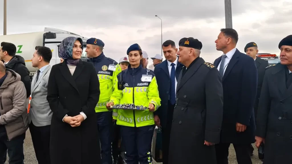 Ankara’da jandarma denetimleri yoğunlaştı, bayram trafiği güvenli ilerliyor