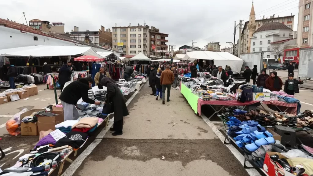 Bayram Pazarı hizmete başladı: 4 gün sürecek alışveriş noktası merkezi konumda