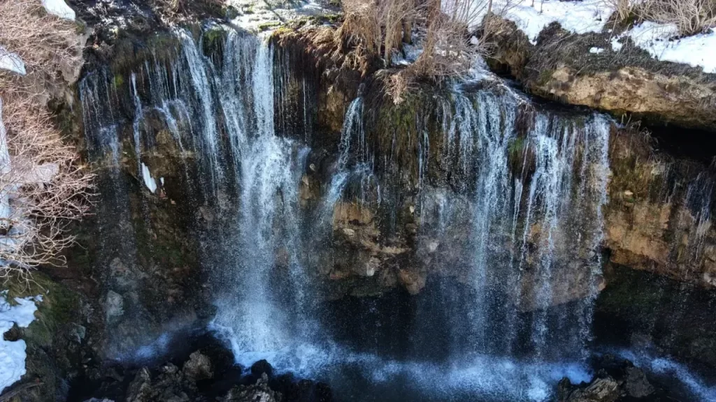 Değirmenaltı Şelalesi: Baharın coşan suyu ve saklı kaya oluşumları