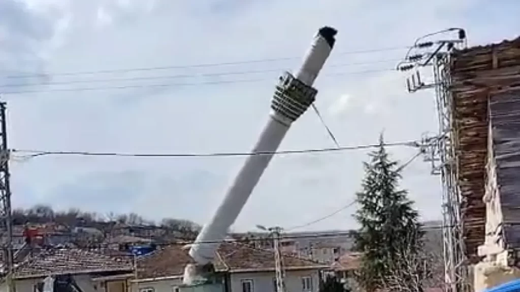 Depremde Kümbet Camii Minaresi Hasar Gördü ve Yıkım Kararı Alındı