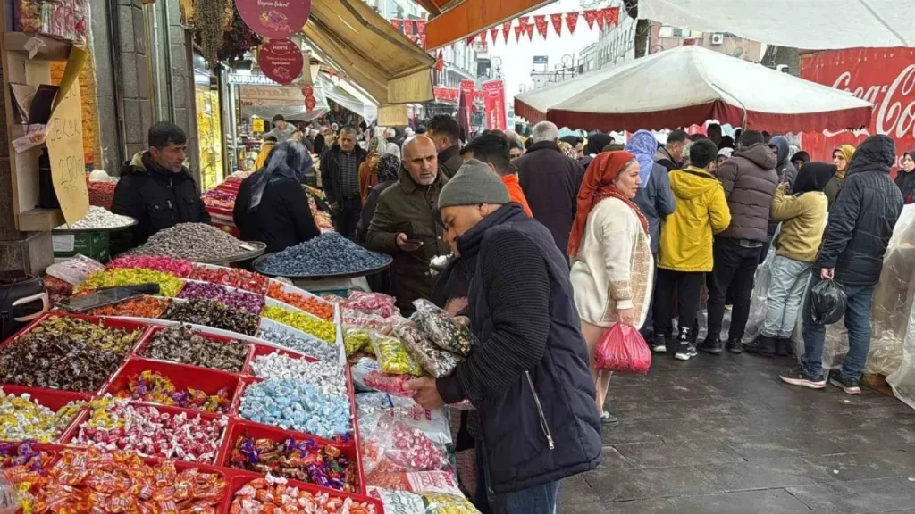 Diyarbakır’da yağmur esnafı vurdu: Bayram öncesi işlerde düşüş