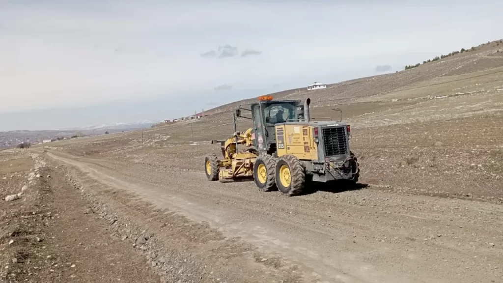 Gemerek’te yol düzenleme çalışmaları sürüyor