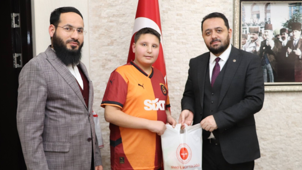 Gönüllü Genç, Bayram Harçlığını Filistin için Bağışladı