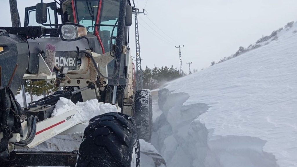 Gürün’de Karla Mücadele Hız Kesmiyor: Ulaşım İçin Yoğun Çalışma