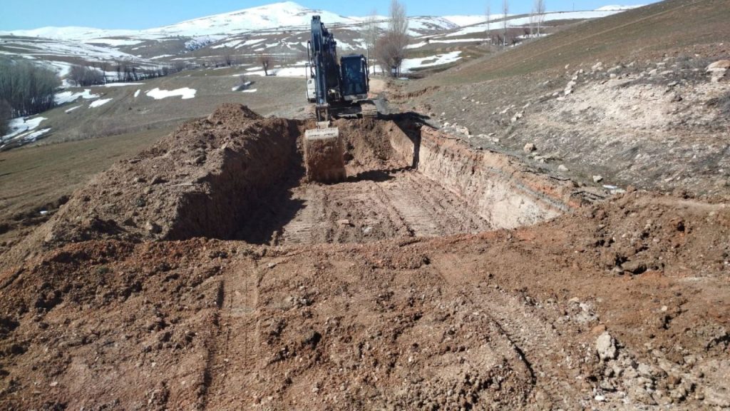 Heyelan nedeniyle bozulan yol onarılıyor; ulaşım tekrar sağlanacak