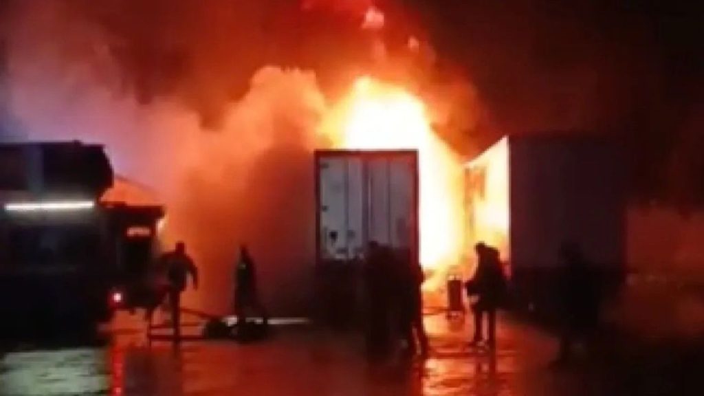 Hobi olarak başlayan TIR yangını 2 aracı kullanılamaz hale getirdi