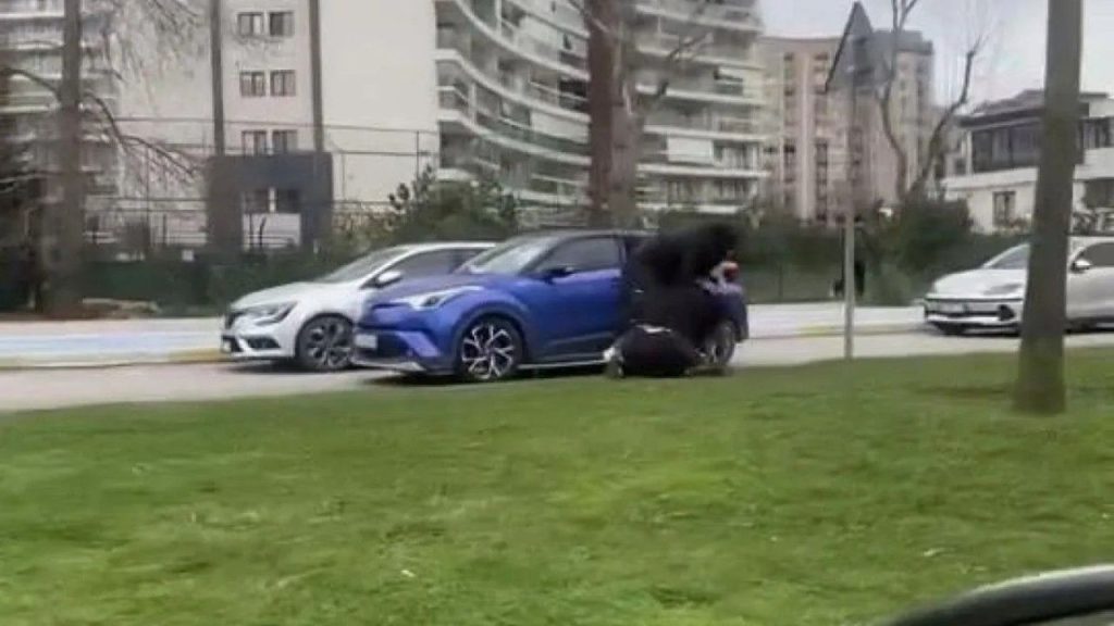 İki Kadın Sürücü Arasındaki Kavga Kamerada: Trafikte Anbean Yaşandı