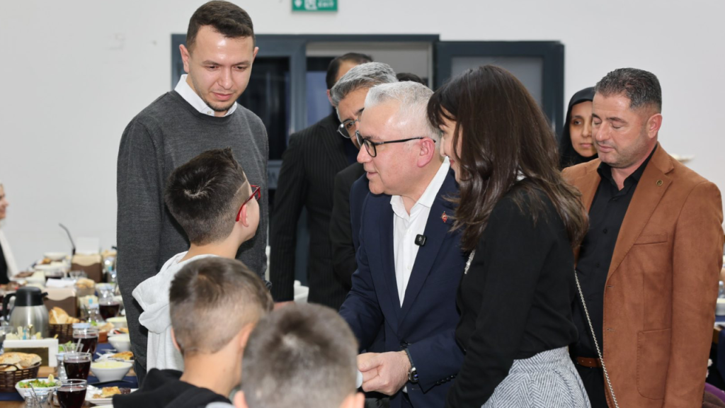 İyilik Sofrası iftarında valilik ve protokol çocuklarla buluştu