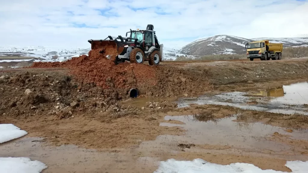 Kangal Tekke Köy Yolu İçin Menfez Çalışmaları Devam Ediyor