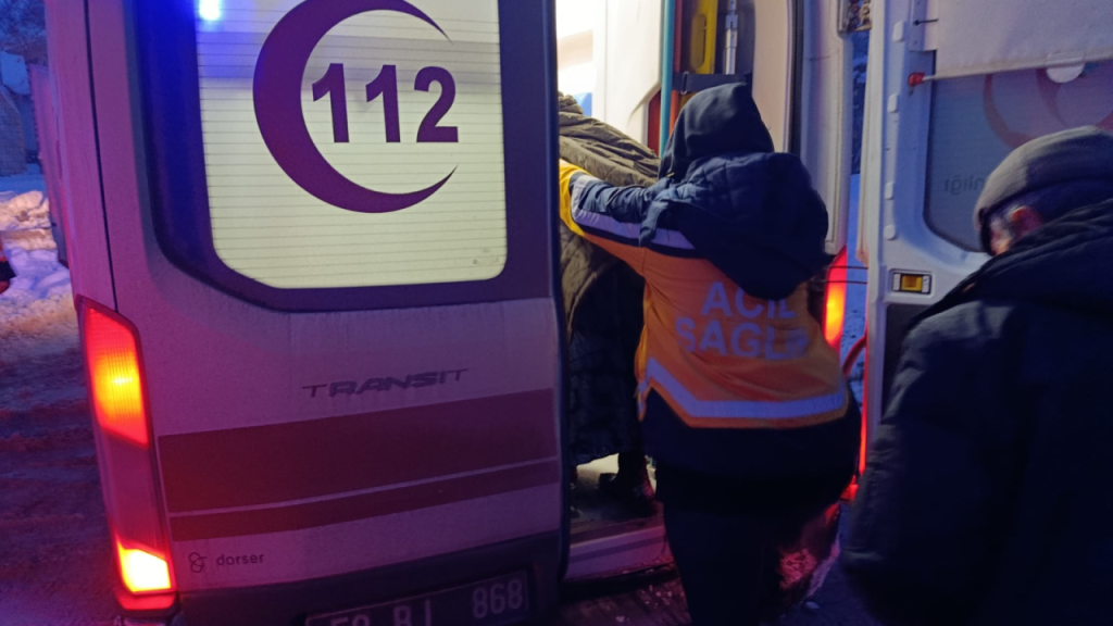 Kar yağışı ekipleri harekete geçirdi: Hacıboşlar Mezrası’nda hasta ulaşıma kavuştu