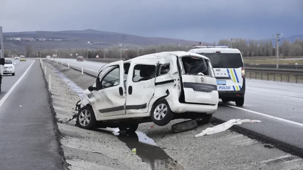 Kemer Tokası Dikkat Çekti: Sivas-Malatya yolunda ağır yaralanan sürücü yaşamını yitirdi