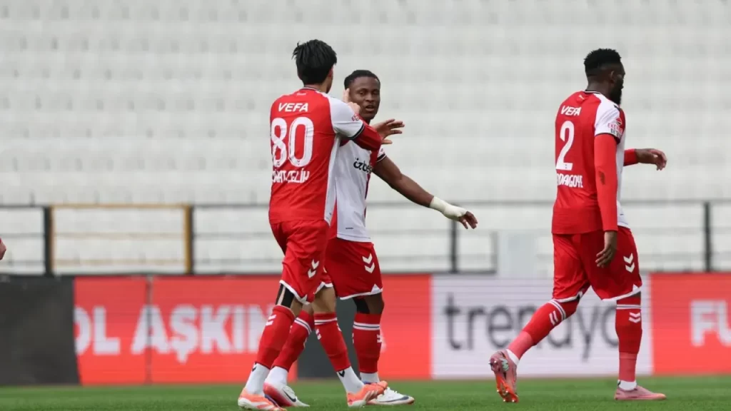 Manisa FK ile Sivasspor arasında kritik lig mücadelesi 1-0 Sivasspor üstünlüğüyle bitti