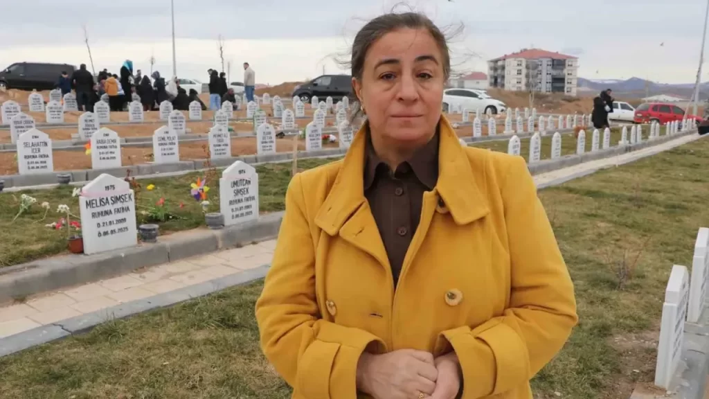 Ramazanda Büyük Üzüntü: Evlatlarını Kaybeden Aile Mezarlıkta Dua Etti