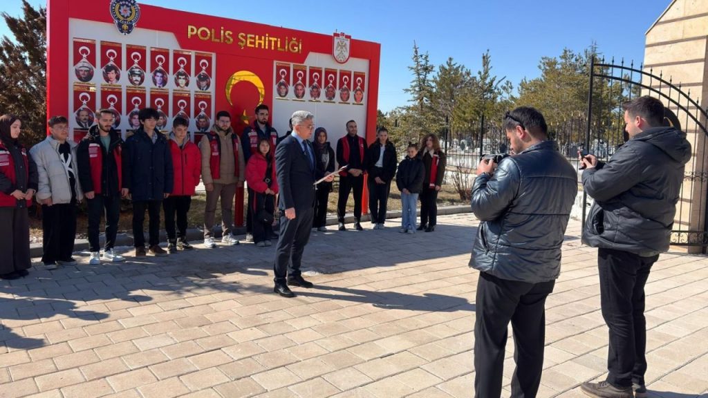Şehitliklere Bayram Öncesi Bakım Hamlesi ve Genç Katılımı