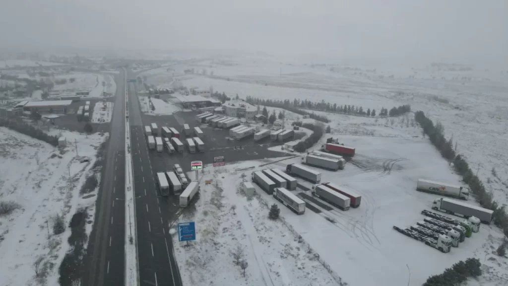 Sivas-Erzincan yolunda kar etkili; ağır araç geçişleri geçici olarak durduruldu