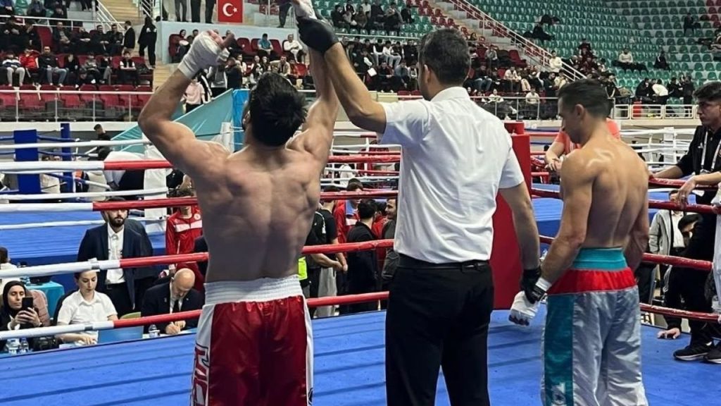 Sivaslı Süleyman Gülle, Türkiye Kick Boks Şampiyonasında altın madalya kazandı