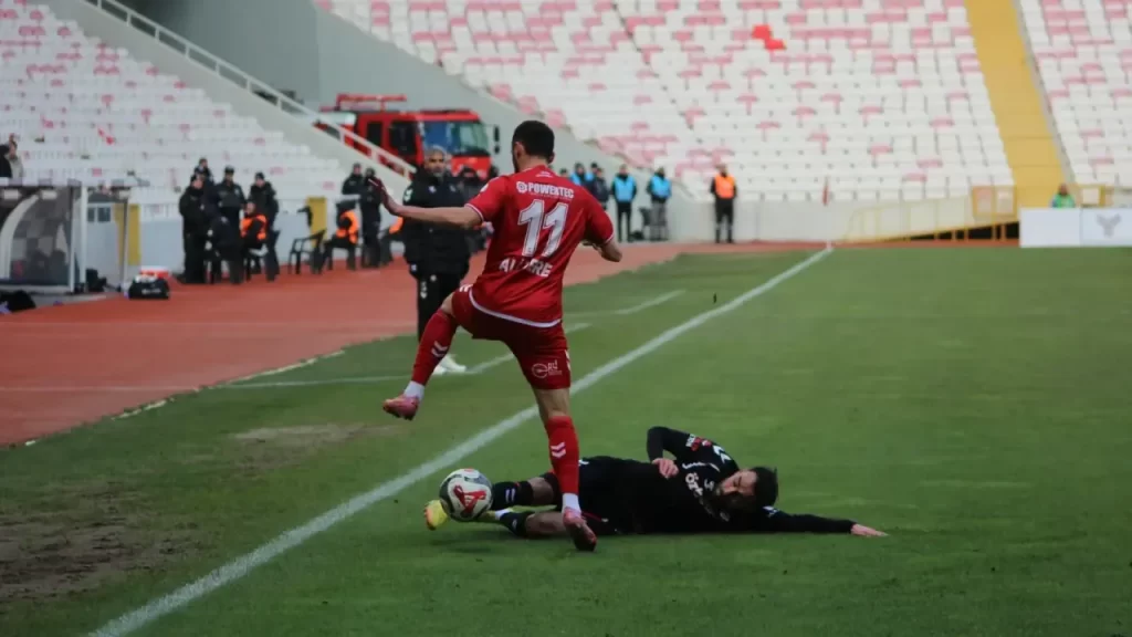 Sivasspor evinde kaybetti, ilk yarıdan itibaren geride kaldı
