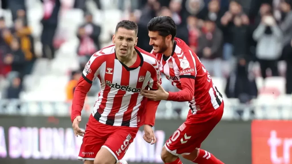 Sivasspor Hatayspor maçıyla zirve takibini sürdürüyor