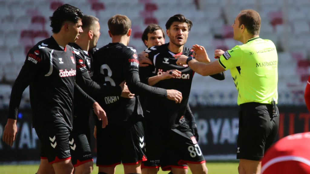 Sivasspor, Keçiörengücü Maçı Sonrası Hakem Kararlarına Tepkili Kamuoyu Duyurusu