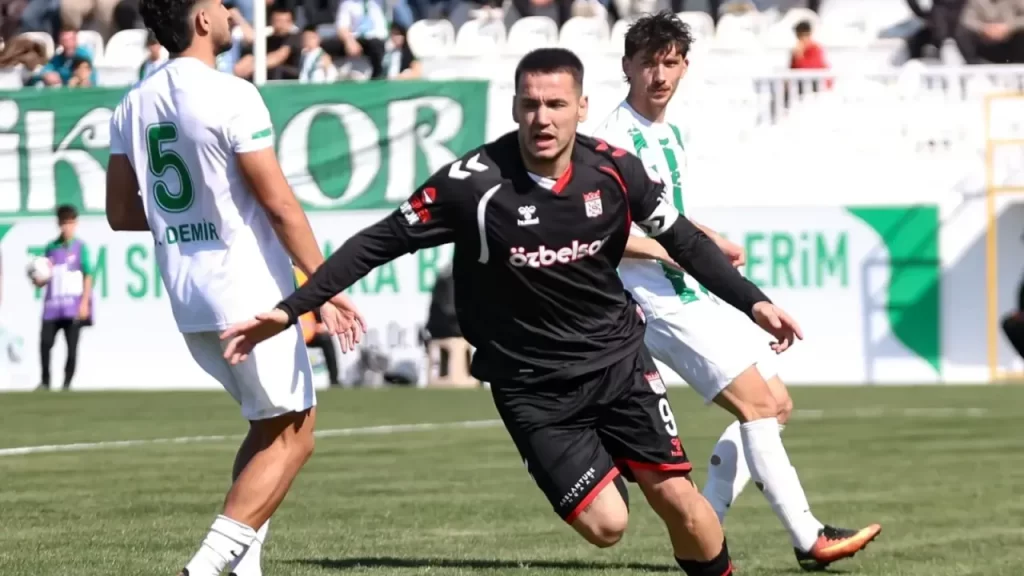 Sivasspor, Serik deplasmanında 1-0 öne geçti