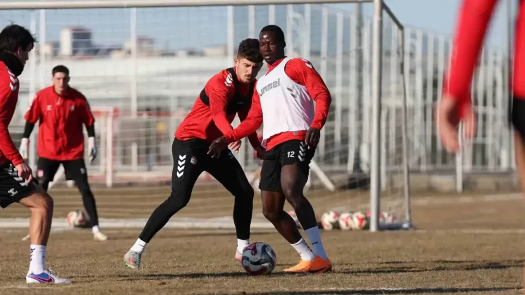 Sivasspor-Ümraniyespor mücadelesi 4 Eylül Stadyumu’nda