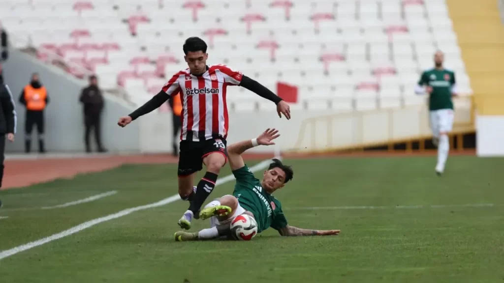 Sivasspor, Ümraniyespor’a karşı 1-0’lık net galibiyetle zirve yolunda