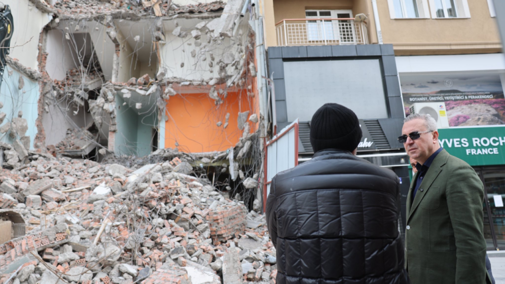 Sivas’ta Bina Yıkımı Sonrası Ana Kolonunda Hasar; Yetkililer İnceleme Başlattı