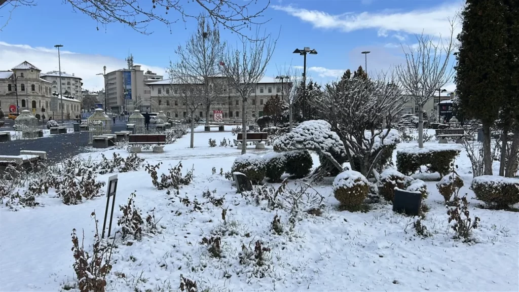 Sivas’ta gece başlayan kar yağışı sabah belediye temizliğine dönüştü