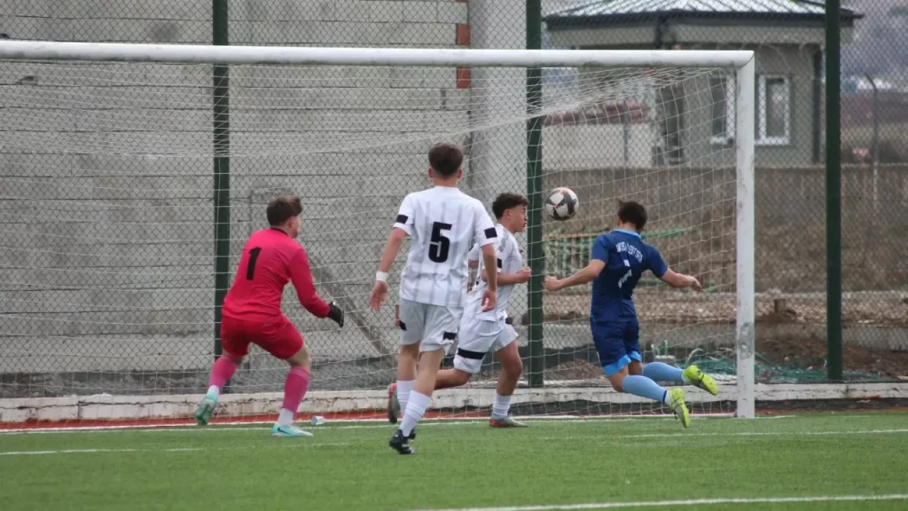 Sivas’ta Gençler İçin 5×5 Futbol Turnuvası Başladı