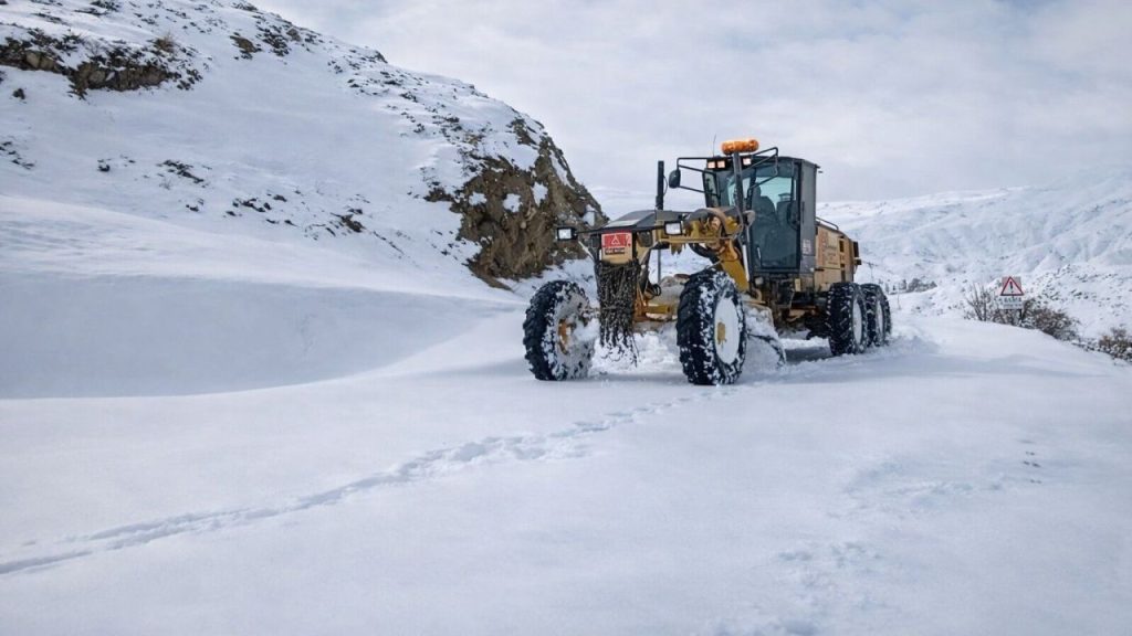 Sivas’ta Karla Mücadele Ekipleri Yoğun Mesaiyle Yol Açıyor