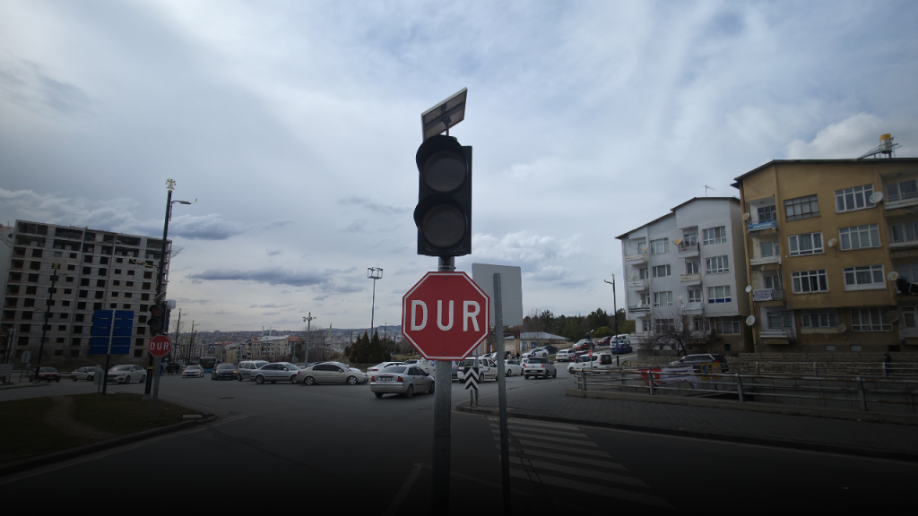 Sivas’ta Ramazan Bayramı öncesi mezarlık yoğunluğu ve trafik kilitlenmesi sürüyor