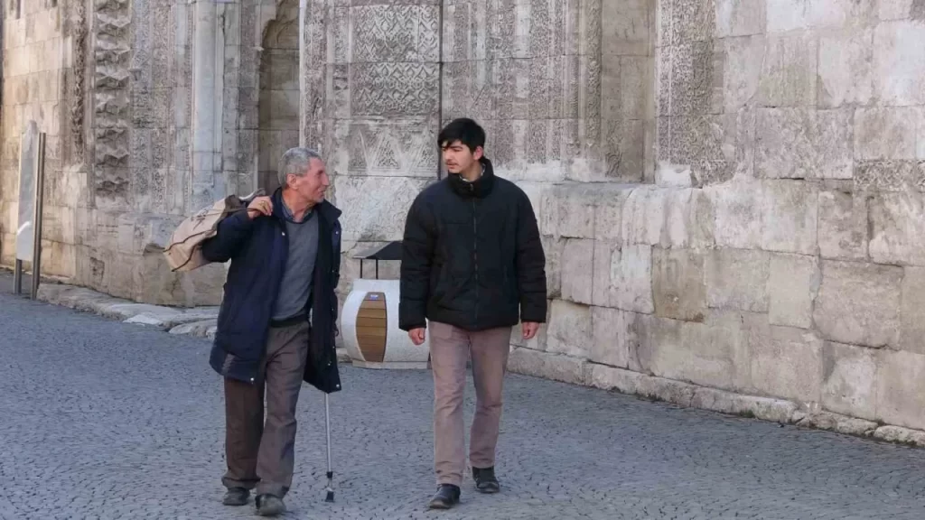 Sivas’ta seyyar satıcı Nuri Çil’den tarihi bilgiler turiste rehberlik