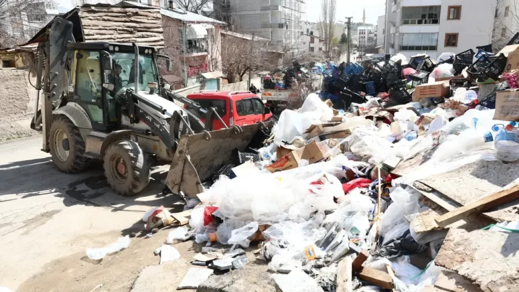 Sokak Toplayıcılarının Atıkları Uzaklaştırıldı
