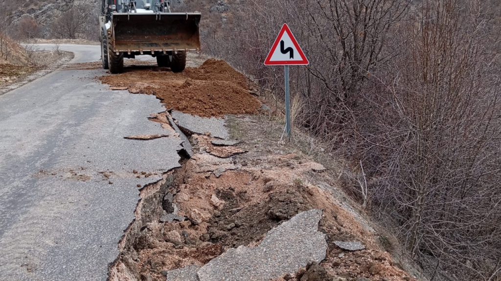 Tozanlı Yolu Değirmenseki Köyü Girişindeki Menfez Yeniden Şekillendi