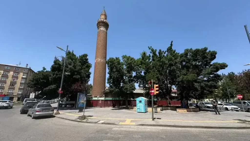Ulu Cami restorasyonu nedeniyle ezan sesi mahallede kısık kaldı