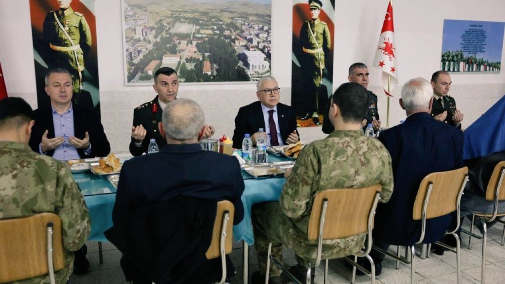 Vali Şimşek, iftarını askerlerle açtı: Ramazan hayırlı olsun