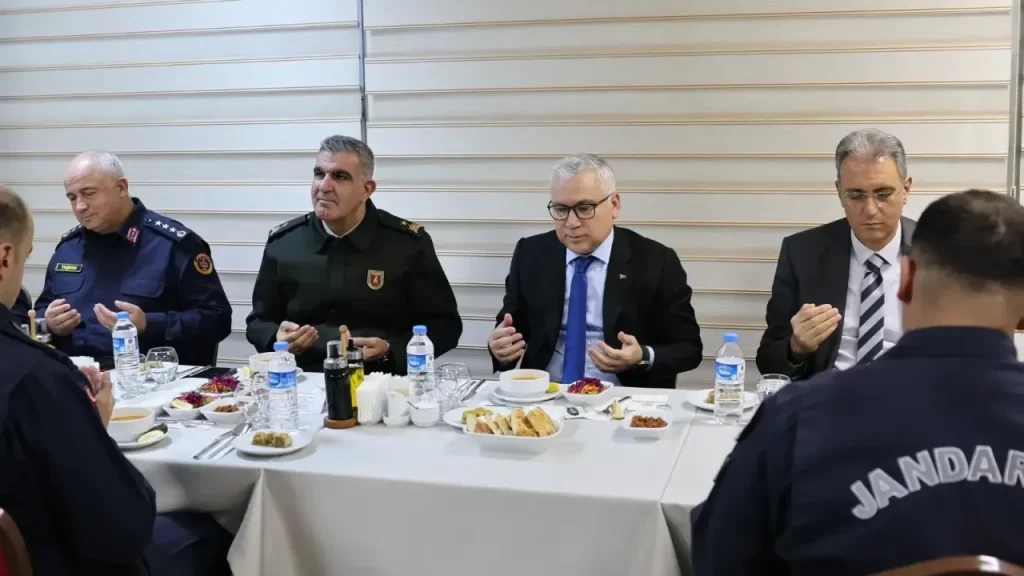 Vali Ziyaretiyle Jandarma Personeline İftar Programı
