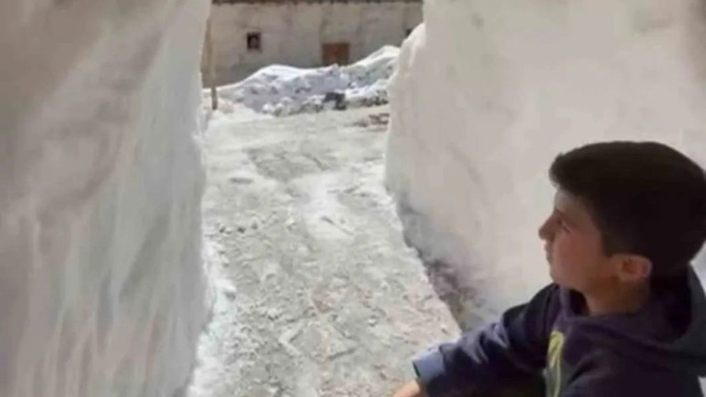 Van Bahçesaray’da Kar Tünelleriyle Yaşama Dayanan Hayat