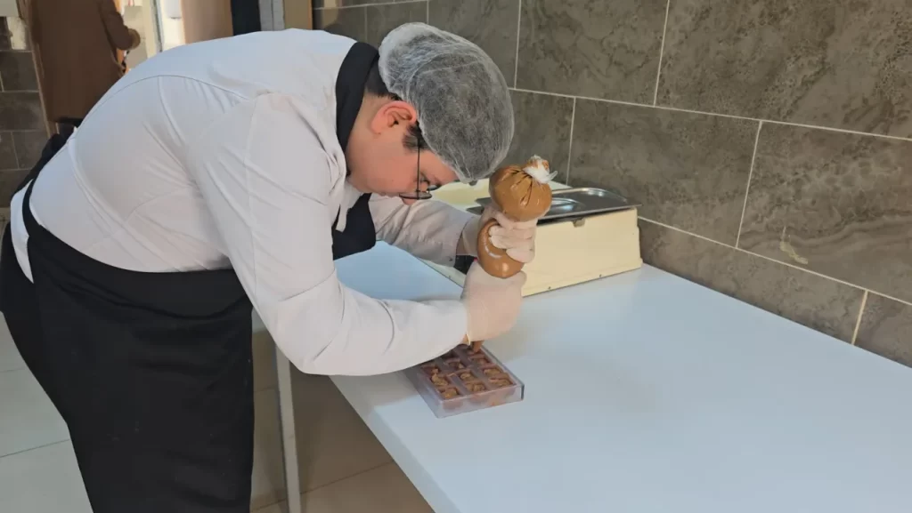 Züha markasıyla okulda üretilen çikolata ve tatlılar yaygınlaşıyor