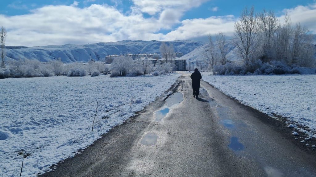 Bahar beklenirken kış sürprizi: Zara’da Nisan’da kar