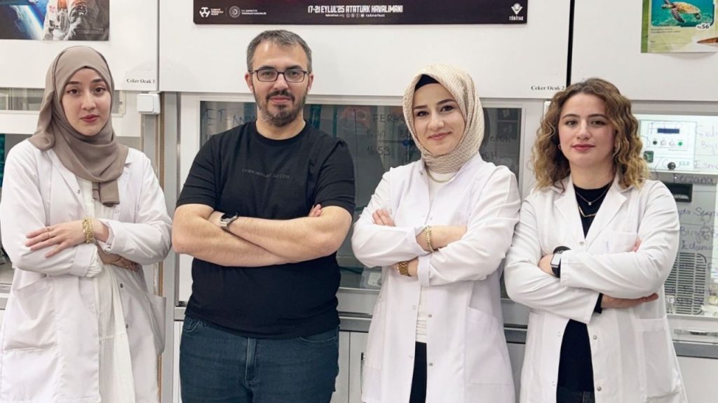 Çevre Dostu Yöntemlerle Üretilen Gümüş Nanopartiküllü Kalkon Türevi Antibiyofilm Araştırması