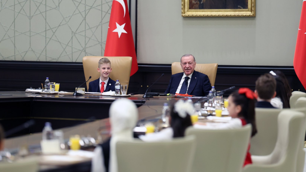 Cumhurbaşkanı Erdoğan, çocuklarla bayram sevincini paylaştı