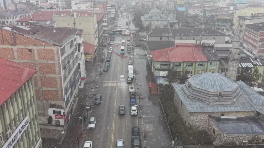 Erzurum’da sabah kar sürprizi: Kent merkezinde kısa süreli yağış etkili oldu